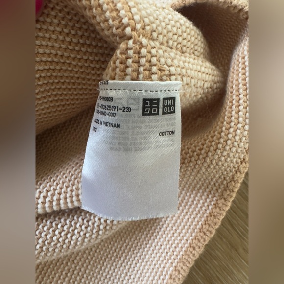 Uniqlo Beige V-Neck Sweater - Picture 8 of 10